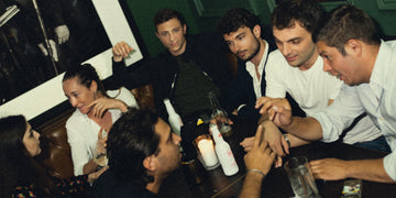 Groupe de personnes attablées dans un restaurant, partageant un moment convivial autour de bières Monte Carlo Beer.