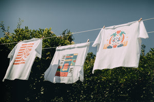 T-shirts Monte Carlo Beer : Drink Local, Crew Love et Starter Plaque,  suspendus sur un étendoir avec pinces à linge, exposant leurs designs au dos.