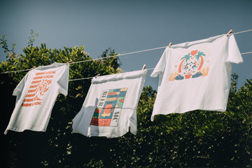 T-shirts Monte Carlo Beer : Drink Local, Crew Love et Starter Plaque,  suspendus sur un étendoir avec pinces à linge, exposant leurs designs au dos.
