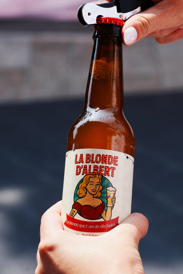 Bière Monte Carlo Beer en cours de décapsulage, issue d'une collaboration exclusive avec le restaurant de hot dogs Monsieur Albert.