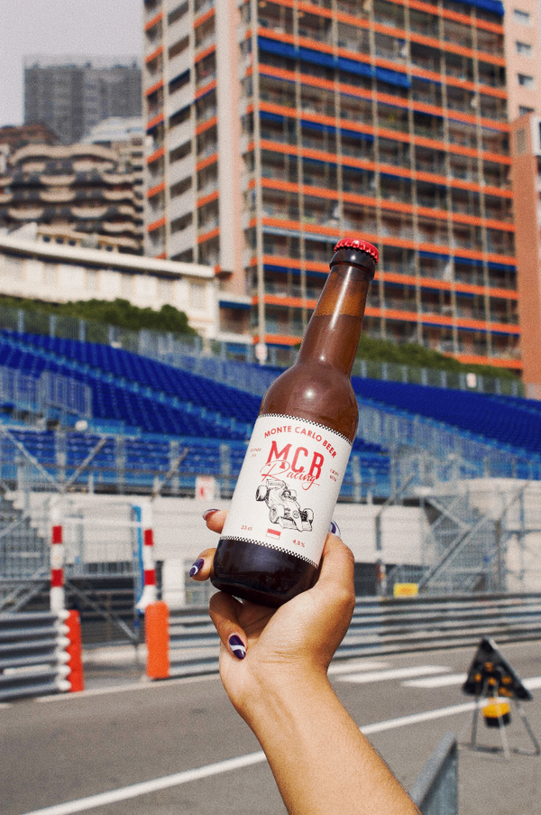 Bière artisanale monégasque spécial grand prix de monaco, devant les gradins sur le port de Monaco