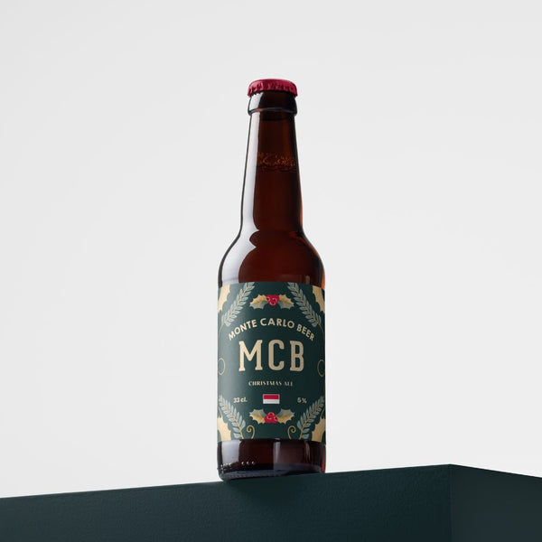 Bouteille de Bière Monte Carlo Beer de Noêl sur une surface verte et un fond blanc