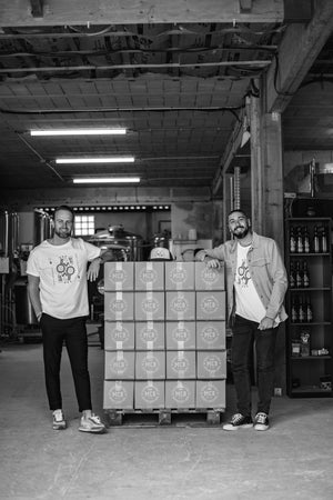 Anthony Orengo et William Scheffer devant leur brasserie à Mouans Sartoux, site Grimaldi, avec une palette de cartons Monte Carlo Beer.