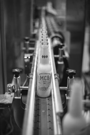 Les bières blondes Monte Carlo Beer en pleine production au sein de la brasserie