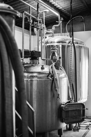 Les plusieurs machines de productions de bière de la marque Monte Carlo Beer