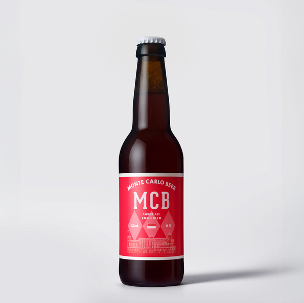 Bouteille de MCB Ambrée, étiquette rouge sur fond blanc.