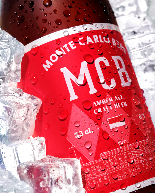Zoom sur l'étiquette rouge de la Ambrée de chez Monte Carlo Beer.