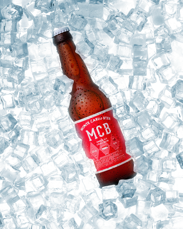 Bouteille d'ambrée Monte Carlo Beer, posée sur des glaçons