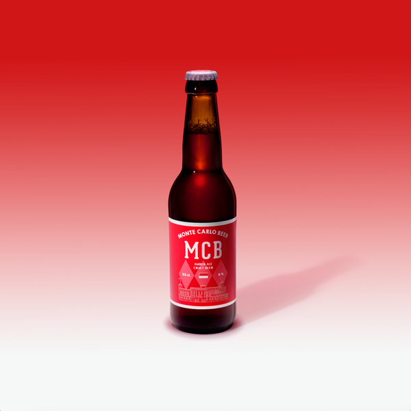 Bouteille de bière ambrée artisanale monégasque sur fond blanc et rouge dégradé.