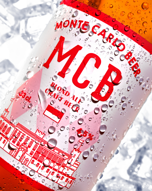 Zoom sur l'étiquette de Monte Carlo Beer Blonde, avec des glaçons