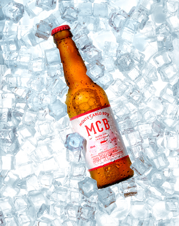 Bouteille de bière blonde Monte Carlo Beer, dans des glaçons