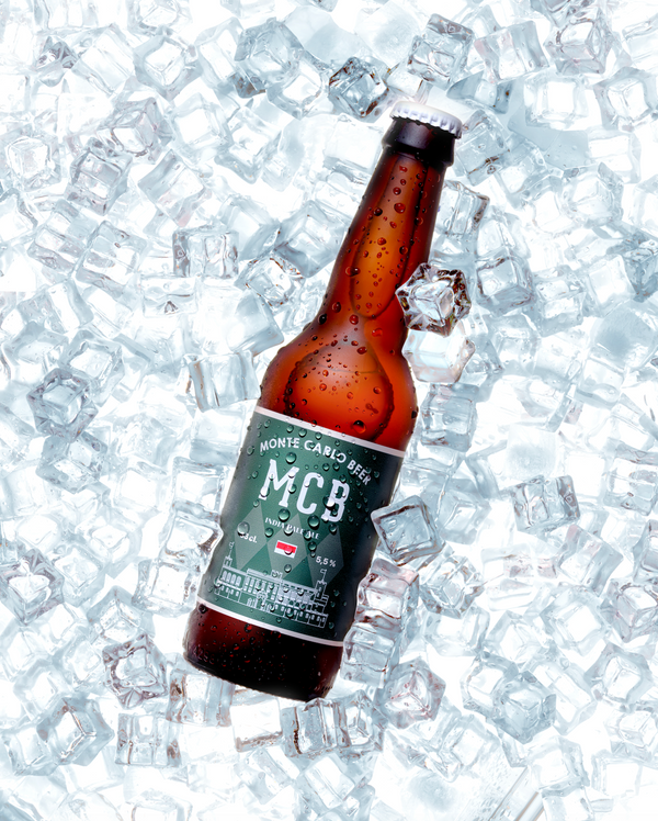 Bière IPA artisanale de Monte Carlo Beer, dans des glaçons