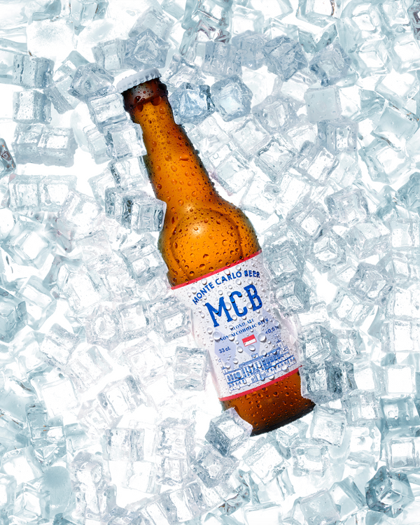 Une bouteille de blonde sans alcool MCB dans un bain de glaçons.