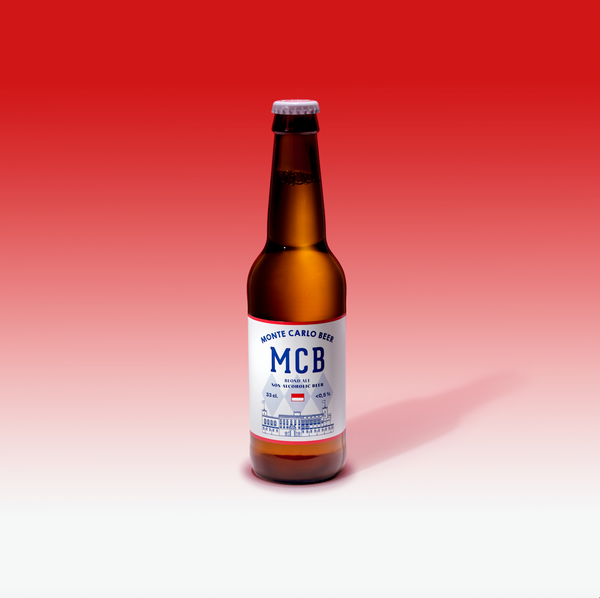 Bouteille de blonde sans alcool Monte Carlo Beer, sur fond blanc et rouge dégradé