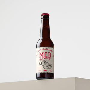 Bouteille de Monte Carlo Beer édition MCR Racing, bière artisanale monégasque 4,5 %, posée sur un socle clair