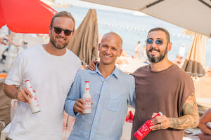 William à gauche, Anthonà à droite et Josh Kenny au centre, posant los de leur soirée crew love avec des bières Monte Carlo Beer à la main