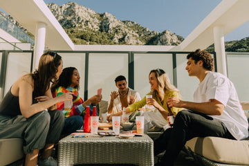 Groupe d’amis riant et jouant à des jeux de société autour de bières Monte Carlo Beer sur une table conviviale.
